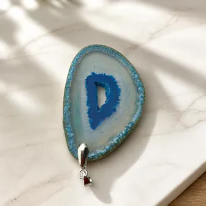 Detailed measurement showing 35mm width of a blue and white agate slice pendant with geode