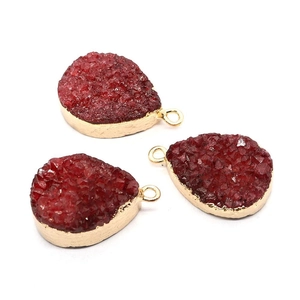 Tre ciondoli in druzy rosso a forma di goccia con bordo dorato per creare gioielli