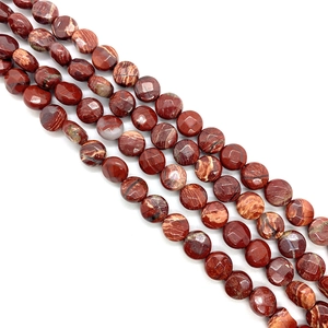 Vista macro de cuentas facetadas de jaspe rojo para la creación de joyas y collares