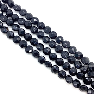 Primer plano de cuentas talladas de piedra natural negra en cuatro hilos para joyería DIY