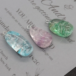 Détail de pendentifs en cristal bleu, violet et vert avec motifs de craquelure internes