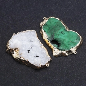 Vue détaillée de pendentifs en pierre naturelle irrégulière avec doubles anneaux dorés