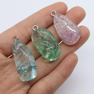 Pendentifs en cristal irrégulier bleu, vert et violet avec attaches métalliques à la main