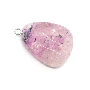 Pendentif irrégulier en cristal rose naturel poli avec anneau en métal argenté brillant