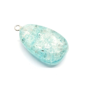 Pendentif en cristal bleu irrégulier avec éclats d'argent et bélière en métal