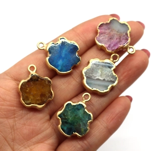 Set mit fünf blumenförmigen Natursteinanhängern mit Goldbeschichtung und Metallösen