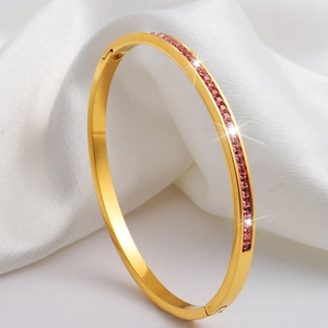 Lujoso brazalete chapado en oro con una hilera de brillantes piedras de circón rosa