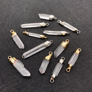 Macro-opname van 11 natuurlijke bergkristal-connectoren met goud en zilver metalen kapjes