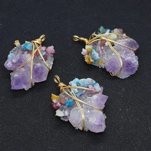 Detailansicht handgefertigter Amethyst-Anhänger mit goldener Drahtwicklung und Steinen