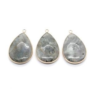 Drie labradoriet hangers in druppelvorm met gouden rand voor DIY kettingen en sieraden
