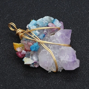 Makroaufnahme von handgefertigtem Amethyst-Anhänger mit farbigen Natursteinen und Golddraht