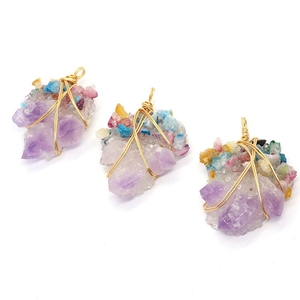 Natürliche lila Amethyst-Rohsteinanhänger mit Golddrahtwicklung und bunten Kristallen