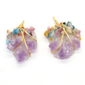 Natürlicher Amethyst-Cluster-Anhänger mit Golddrahtwickelung und Kristallakzenten