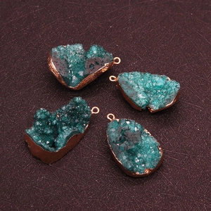 Macro de pendentifs en pierre de druzy avec bords plaqués cuivre pour bijoux