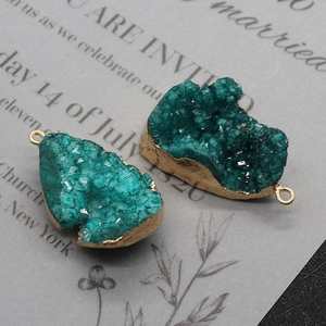 Vue détaillée d'un pendentif en quartz druzy avec bordure dorée pour la création de bijoux