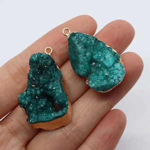 Pendentifs druzy irréguliers vert et bleu avec bordure et bélière plaquées or