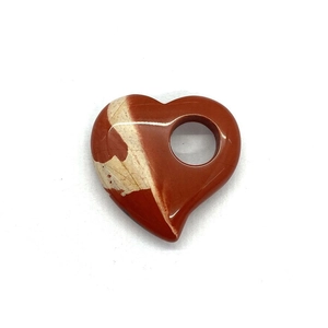 Polierter Red Jasper Anhänger in Herzform mit natürlichen Steinmustern und Texturen
