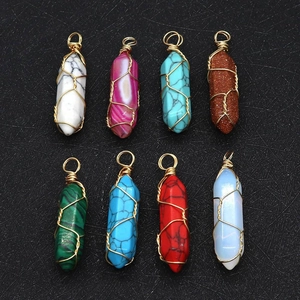 Detail van acht zeshoekige kristallen hangers met gouden draadwikkeling op zwarte achtergrond