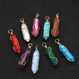 Macro-opname van veelkleurige zeshoekige kristallen hangers met gouden draadwikkeling