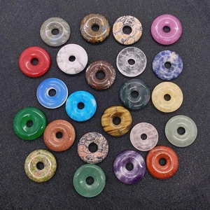 Flachbild von verschiedenen 20mm Edelstein-Donut-Anhängern wie Tigerauge und Lapislazuli