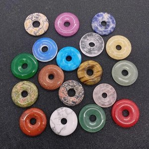 Makroaufnahme verschiedener 20mm Naturstein-Donut-Anhänger mit polierter Oberfläche und Farben