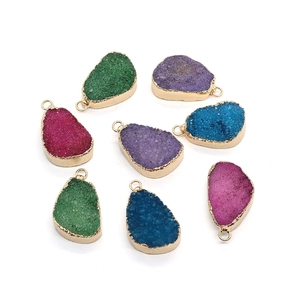 Onregelmatige natuursteen druzy hangers in diverse kleuren met goudkleurige randen