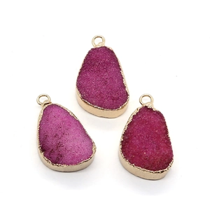 Fuchsia druzy stenen druppel hangers met vergulde randen voor DIY sieraden maken