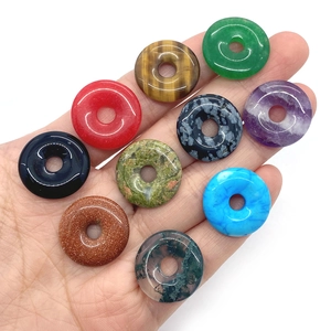 Lot de dix pendentifs donuts en pierre naturelle de 20mm avec une finition polie lisse