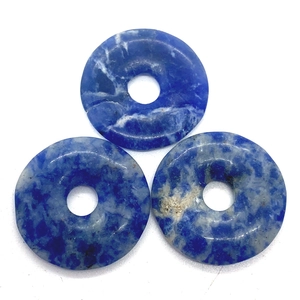 Pendentifs donuts en pierre de sodalite naturelle avec texture marbrée bleue pour bijoux