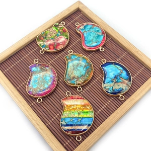 Lot de six pendentifs en pierre impériale en forme de lune avec connecteurs dorés