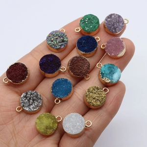 Vielfalt von 14 bunten 12x15mm Druzy-Quarz-Anhängern mit vergoldeten Kanten