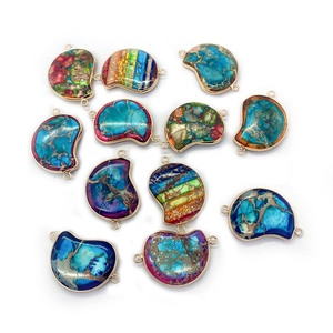 Détails macro de pendentifs en pierre impériale irrégulière avec bordure dorée DIY