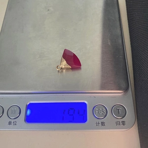Λήψη macro που δείχνει βάρος 1,94g μενταγιόν από χαλαζία σε σχήμα βεντάλιας σε ζυγαριά