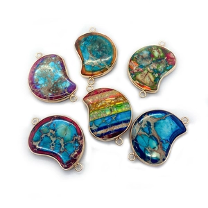 Lot de six pendentifs en jaspe impérial avec bordure dorée et connecteurs doubles pour bijoux