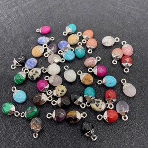 Detailopname van kleurrijke facetgeslepen ovale edelsteenhangers met zilveren metalen kapjes