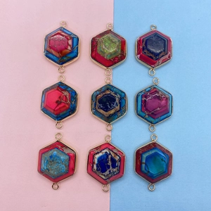 Gros plan de pendentifs hexagonaux en pierre avec placage d'or et textures craquelées