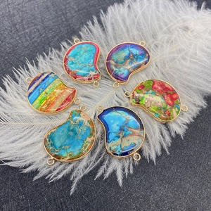 Lot de six pendentifs en pierre impériale de forme irrégulière avec boucles dorées