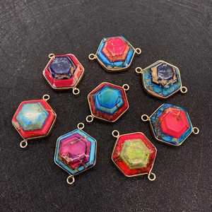 Détail de pendentifs hexagonaux en pierre empereur avec connecteurs à double anneau doré
