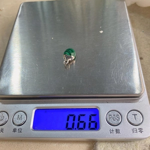 Macro-opname van malachiet hanger op digitale weegschaal met gewicht van 0,66 gram