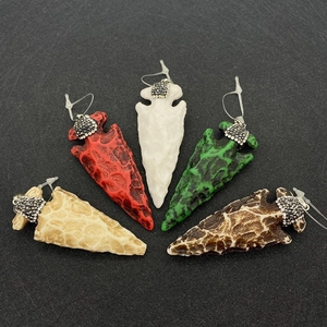 Pendentifs flèches en résine de pierre avec calottes en strass déclinés en cinq couleurs
