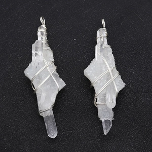 Colgantes de cristal blanco natural irregular con envoltura de alambre plateado