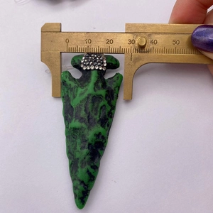 Mesure détaillée de 30mm pour ce pendentif flèche en pierre verte avec strass