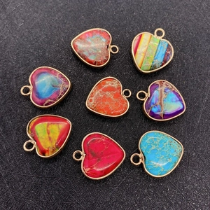 Vue à plat de pendentifs en pierre empereur en forme de cœur avec bords dorés