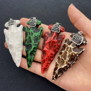 Pendentifs flèches en résine de pierre naturelle avec strass en quatre couleurs sur la main