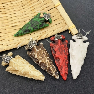 Lot de cinq pendentifs en résine os de bœuf avec calottes strass et tons variés