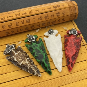 Pendentif en pierre de résine en forme de flèche avec strass sur fond de bambou chinois