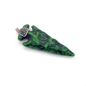 Pendentif flèche en résine de pierre naturelle verte avec bélière en zircons