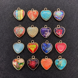 Colgantes de corazón de piedra natural con borde dorado en 16 colores variados
