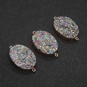 Makroaufnahme ovaler schillernder Druzy-Kristallanhänger mit Goldrand für DIY-Schmuck