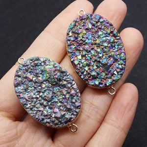 Makroaufnahme ovaler Regenbogen-Kristallanhänger mit doppelten Goldverbindern für Schmuck